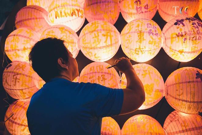 Mooncakes by lantern-light, What is the Mid-Autumn Festival?